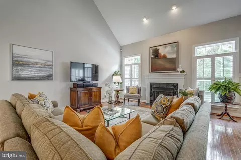 Living - 3013 Hedgeway Pl, Midlothian, VA 23113 photo 6 of 10