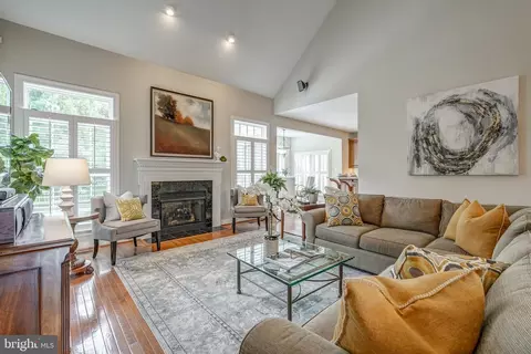 Living - 3013 Hedgeway Pl, Midlothian, VA 23113 photo 5 of 10