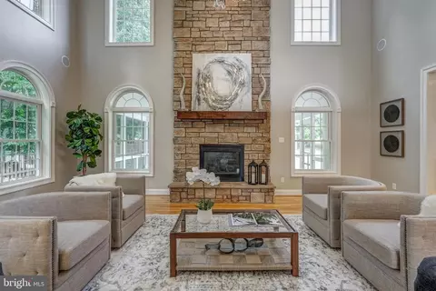 Living - 3260 Queens Grant Dr, Midlothian, VA 23113 photo 2 of 3