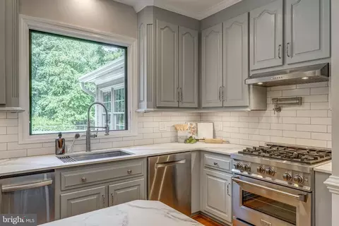Kitchen - 2310 Chartstone Dr, Midlothian, VA 23113 photo 6 of 9