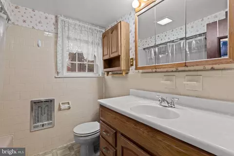 Bath - 1524 Walnut Dr, Chester, VA 23836 photo 1 of 1