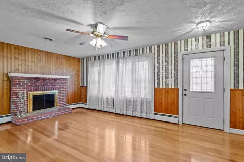 Living - 1524 Walnut Dr, Chester, VA 23836 photo 1 of 3