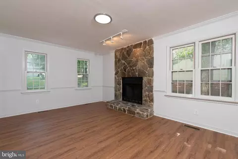 Living - 6011 Mill Spring Ct, Midlothian, VA 23112 photo 3 of 4