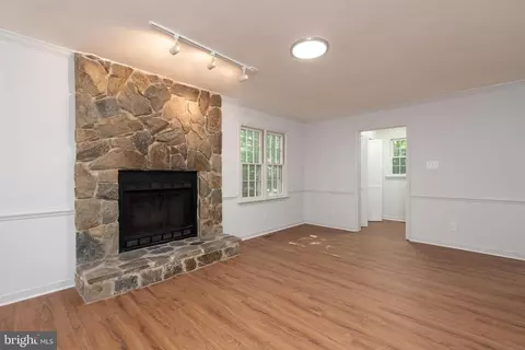 Living - 6011 Mill Spring Ct, Midlothian, VA 23112 photo 2 of 4