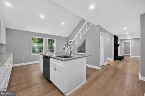 Entry Way - 6222 Willow Glen Rd, Midlothian, VA 23112 photo 4 of 6