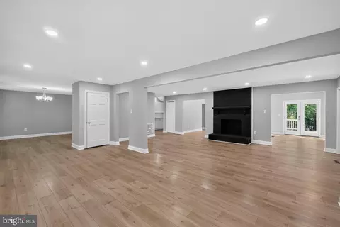 Living - 6222 Willow Glen Rd, Midlothian, VA 23112 photo 2 of 3