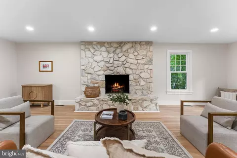Living - 3211 Barnes Spring Ter, Midlothian, VA 23112 photo 2 of 8