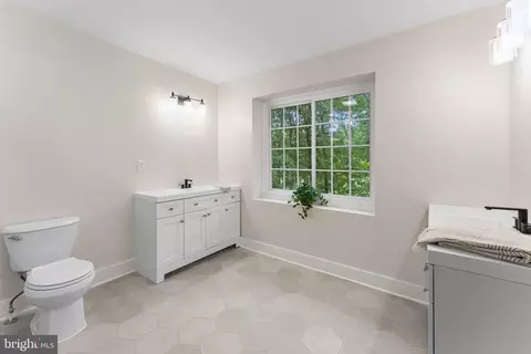 Bath - 3211 Barnes Spring Ter, Midlothian, VA 23112 photo 4 of 6
