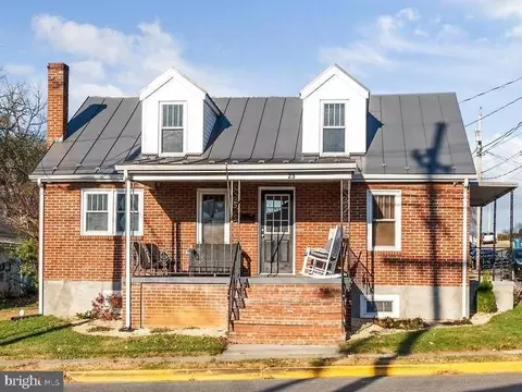 25 N Buckmarsh St, Berryville, VA 22611