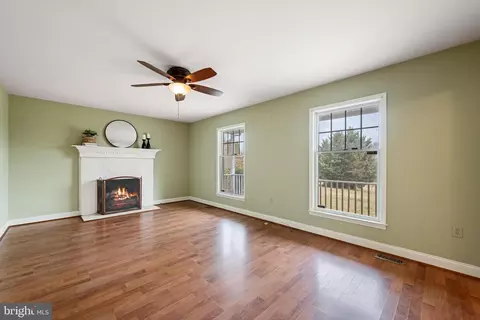Living - 674 Browntown Rd, Boyce, VA 22620 photo 4 of 7