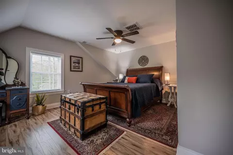 Bedroom - 454 Pine Grove Rd, Bluemont, VA 20135 photo 6 of 8