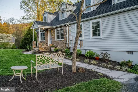 Exterior - 454 Pine Grove Rd, Bluemont, VA 20135 photo 2 of 8