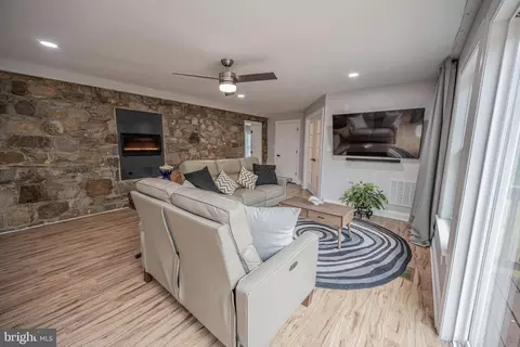 Dining - 454 Pine Grove Rd, Bluemont, VA 20135 photo 4 of 5