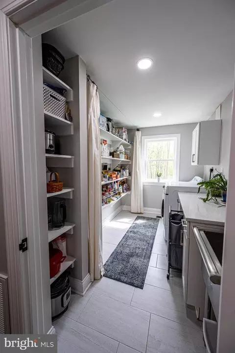 Kitchen - 454 Pine Grove Rd, Bluemont, VA 20135 photo 4 of 5