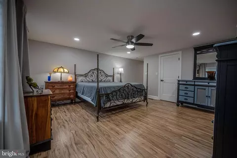 Bedroom - 454 Pine Grove Rd, Bluemont, VA 20135 photo 2 of 8