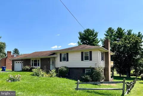 18 Battletown Dr, Berryville, VA 22611