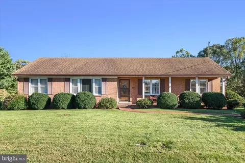 12 Battletown Dr, Berryville, VA 22611
