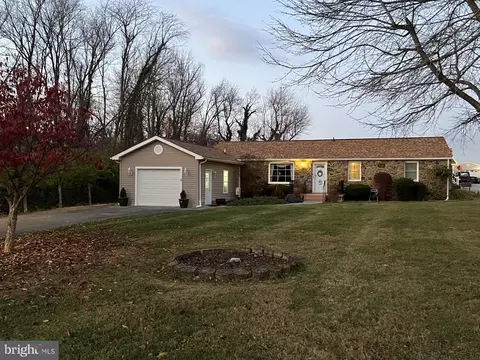 196 W Crescent St, Boyce, VA 22620