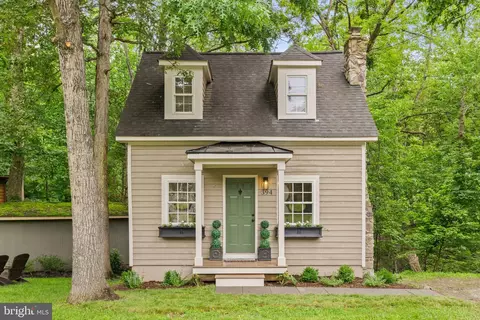 394 White Oak Ln, Bluemont, VA 20135