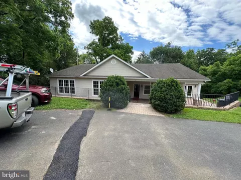 2 Whiting Ave, Boyce, VA 22620