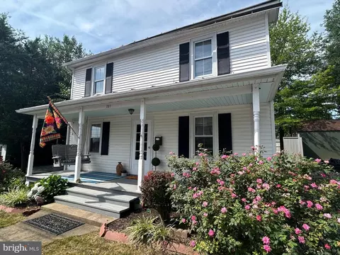 201 Walnut St, Berryville, VA 22611