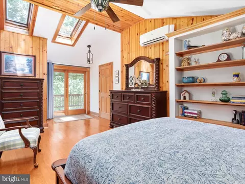 Bedroom - 4327 Ebenezer Rd, Bluemont, VA 20135 photo 3 of 5