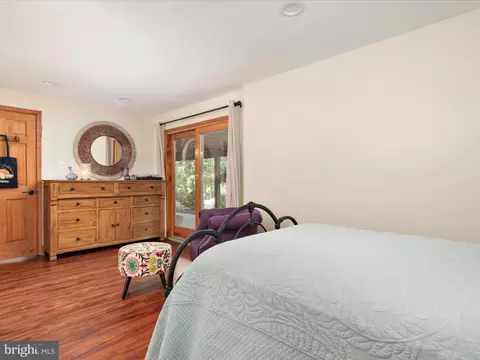 Bedroom - 4327 Ebenezer Rd, Bluemont, VA 20135 photo 4 of 5
