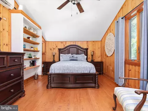 Bedroom - 4327 Ebenezer Rd, Bluemont, VA 20135 photo 2 of 5