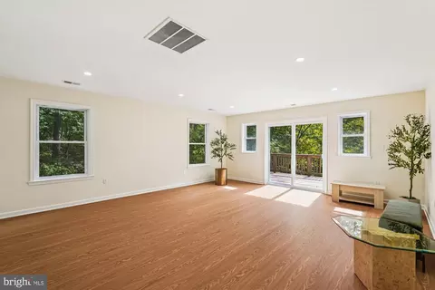 Living - 884 Old Ferry Ln, Bluemont, VA 20135 photo 4 of 6
