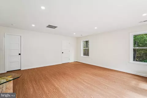 Living - 884 Old Ferry Ln, Bluemont, VA 20135 photo 6 of 6