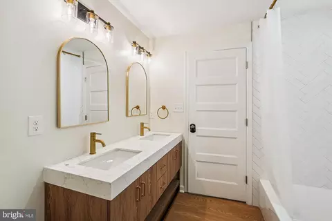 Bath - 884 Old Ferry Ln, Bluemont, VA 20135 photo 4 of 5