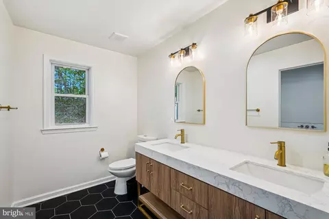 Bath - 884 Old Ferry Ln, Bluemont, VA 20135 photo 2 of 5