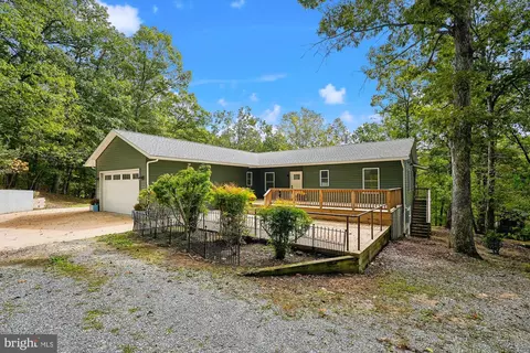 884 Old Ferry Ln, Bluemont, VA 20135