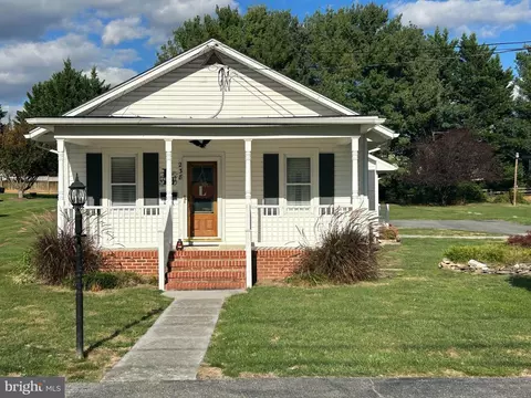 238 Walnut St, Berryville, VA 22611