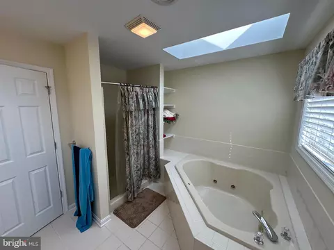 Bath - 201 Vista Ln, White Post, VA 22663 photo 4 of 5