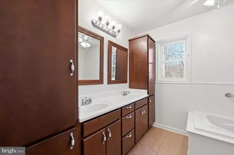 Entry Way - 558 Hemlock Ln, Bluemont, VA 20135 photo 2 of 2