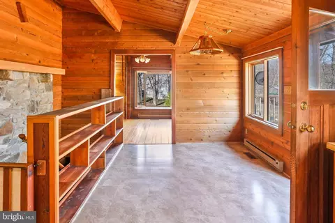 Entry Way - 225 Pine Grove Rd, Bluemont, VA 20135 photo 5 of 10