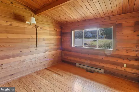 Bedroom - 225 Pine Grove Rd, Bluemont, VA 20135 photo 1 of 3