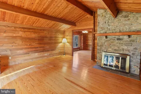 Living - 225 Pine Grove Rd, Bluemont, VA 20135 photo 3 of 4