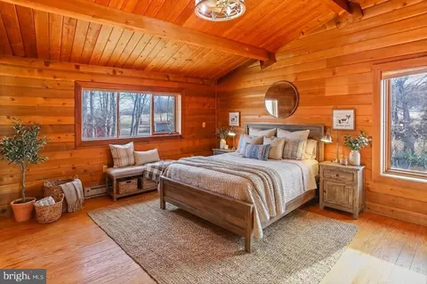 Bedroom - 225 Pine Grove Rd, Bluemont, VA 20135 photo 3 of 3