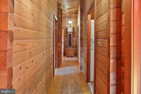 Entry Way - 225 Pine Grove Rd, Bluemont, VA 20135 photo 7 of 10