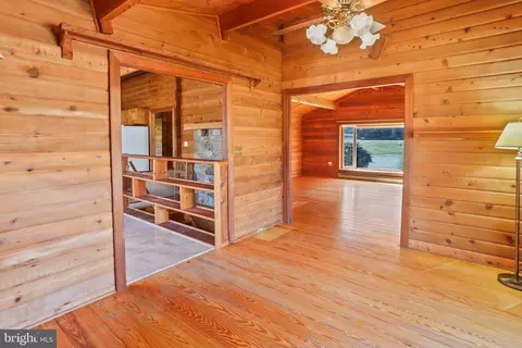 Entry Way - 225 Pine Grove Rd, Bluemont, VA 20135 photo 4 of 10
