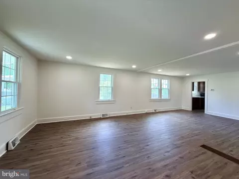 Living - 11 Virginia Ave, Boyce, VA 22620 photo 2 of 5