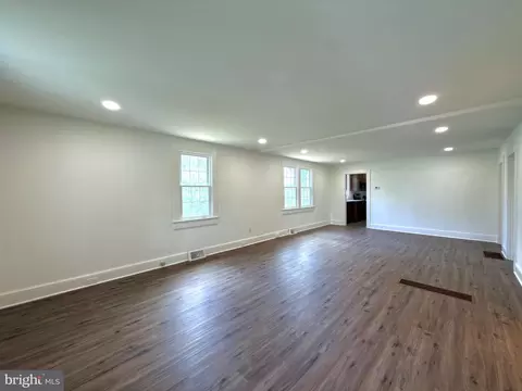 Living - 11 Virginia Ave, Boyce, VA 22620 photo 4 of 5
