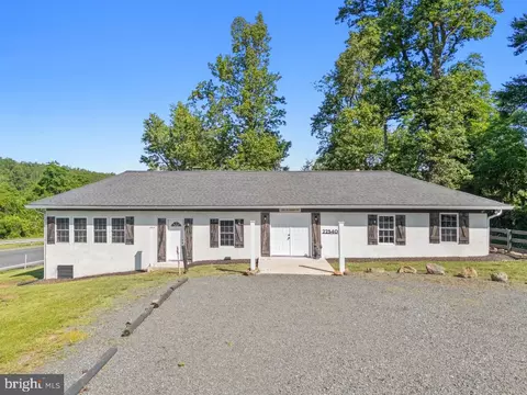 Exterior - 22540 Blue Ridge Mountain Rd, Paris, VA 20130 photo 4 of 11