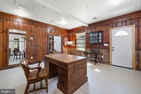 Entry Way - 22540 Blue Ridge Mountain Rd, Paris, VA 20130 photo 4 of 9
