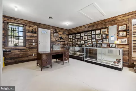 Entry Way - 22540 Blue Ridge Mountain Rd, Paris, VA 20130 photo 6 of 9