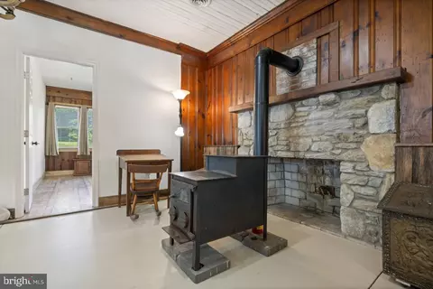 Entry Way - 22540 Blue Ridge Mountain Rd, Paris, VA 20130 photo 3 of 9