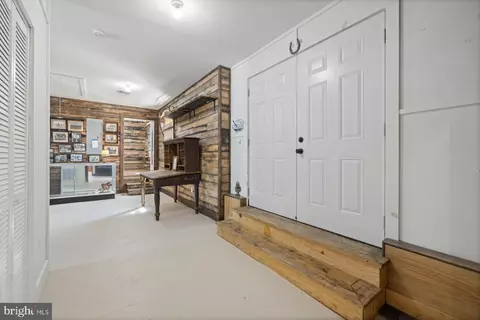 Entry Way - 22540 Blue Ridge Mountain Rd, Paris, VA 20130 photo 1 of 9