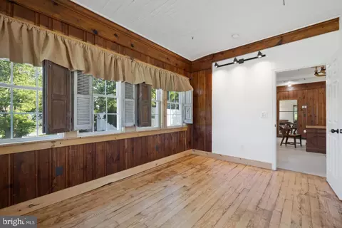 Entry Way - 22540 Blue Ridge Mountain Rd, Paris, VA 20130 photo 5 of 9